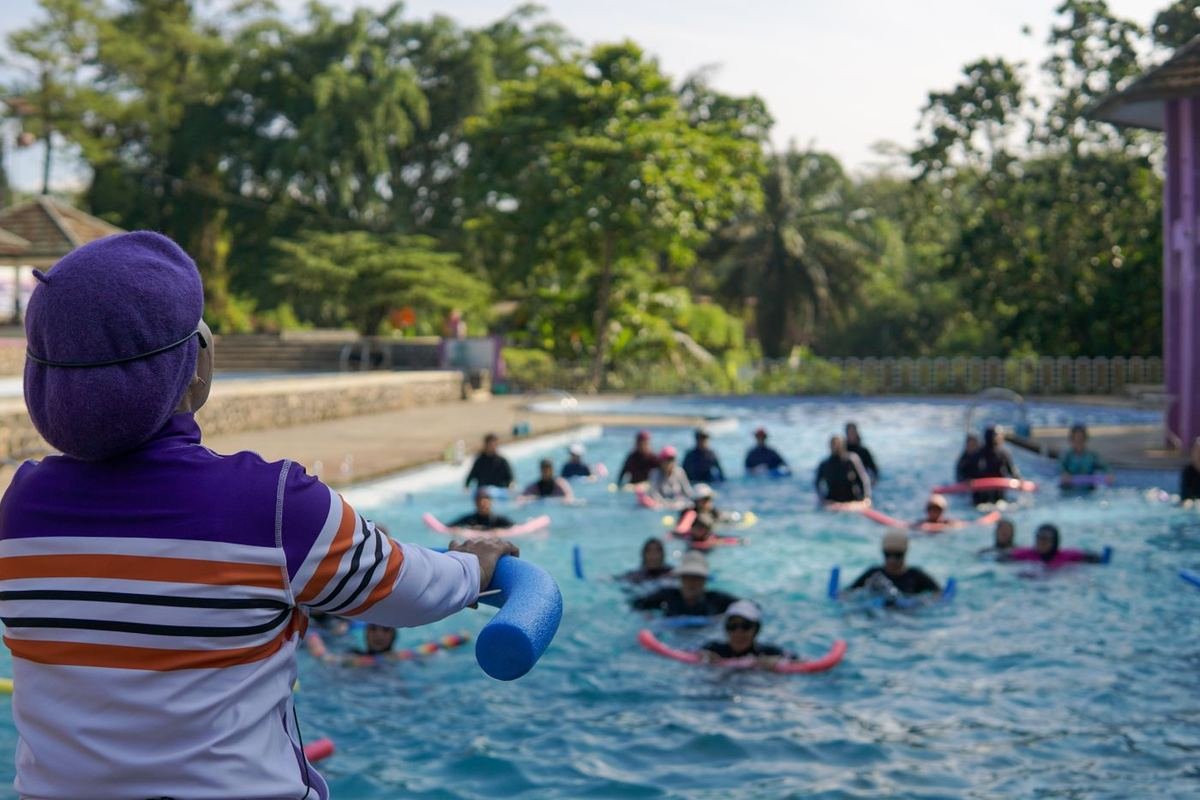 Clase de aquagym en grupo dentro de la piscina