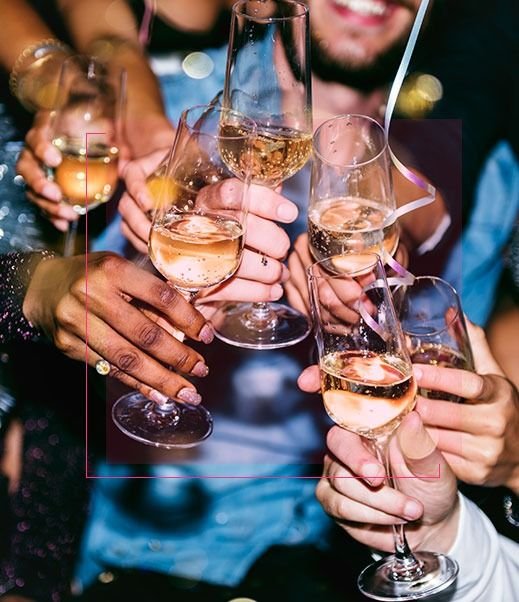 Brindis con copas en una celebración